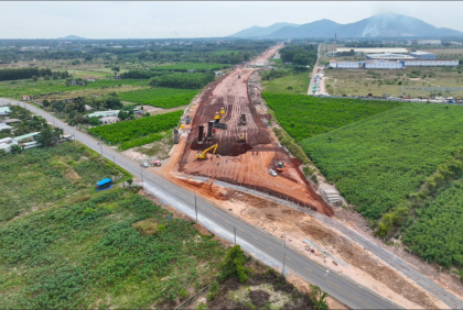 CAO TỐC BIÊN HÒA - VŨNG TÀU: ĐƯỜNG RỘNG THÊNH THANG, ĐOẠN QUA THÀNH PHỐ BIỂN ĐÃ THÀNH HÌNH