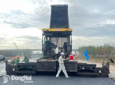 THẢM NHỰA 150 MÉT ĐẦU TIÊN TẠI DỰ ÁN THÀNH PHẦN 2, DỰ ÁN ĐƯỜNG CAO TỐC BIÊN HÒA - VŨNG TÀU