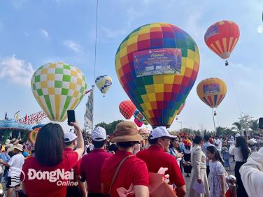 LOẠT KHINH KHÍ CẦU RỰC RỠ KHOE SẮC TRÊN BẦU TRỜI ĐỒNG NAI TRONG NGÀY KHAI HỘI