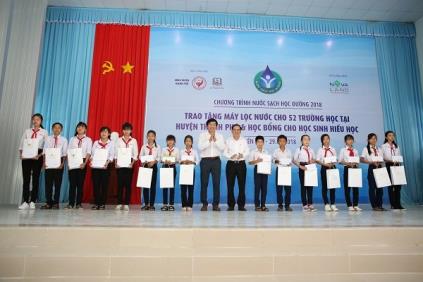 Trao 260 suất học bổng STF - Phạm Phú Thứ cho học sinh Bến Tre