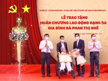 Tặng thưởng Huân chương Lao động hạng Ba cho nhà giáo Phan Thị Nhế